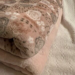 Plush Floral Pattern 2 Blanket - Pink and Brown